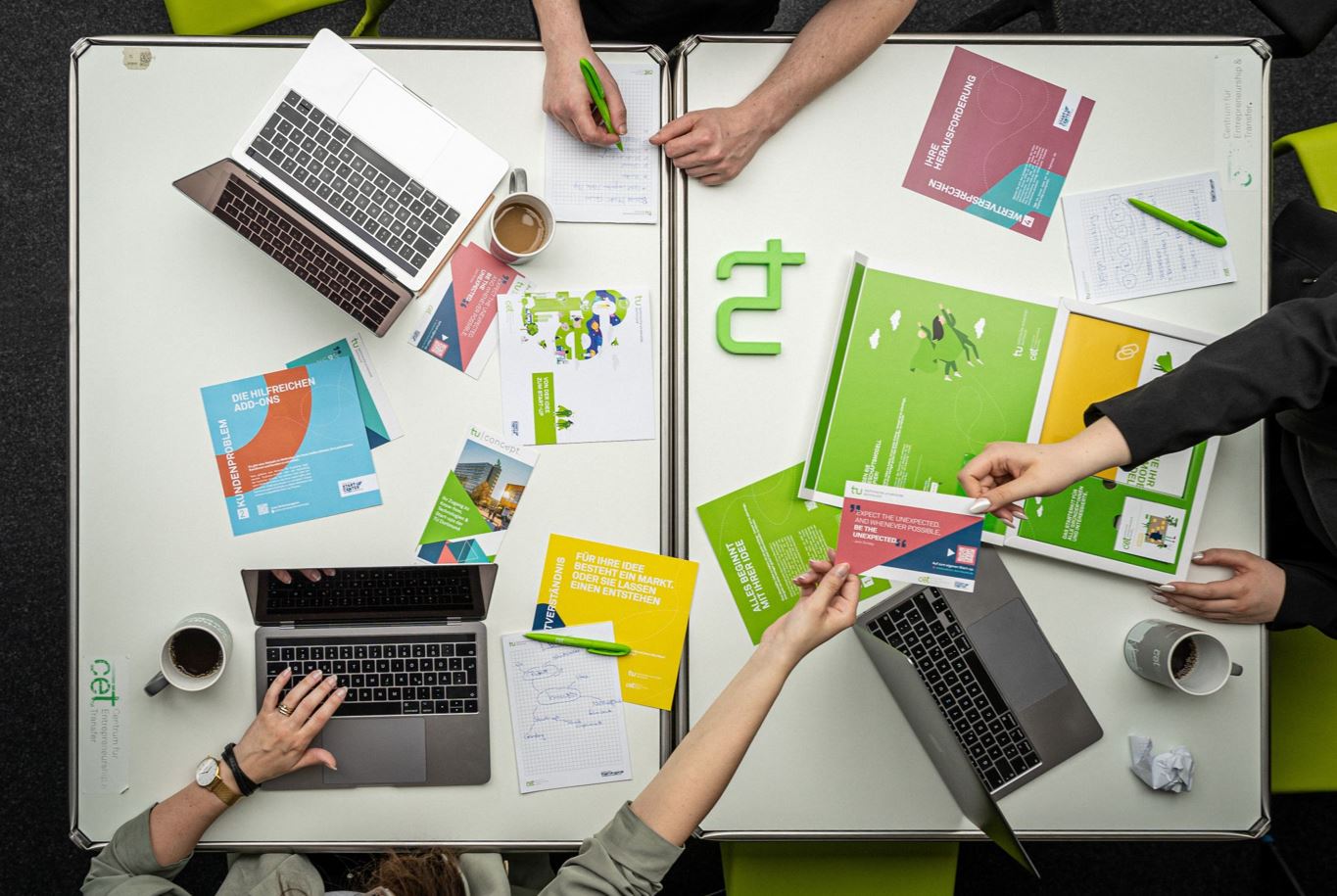 Schreibtsich aus der Vogelperspektive mit Flyern