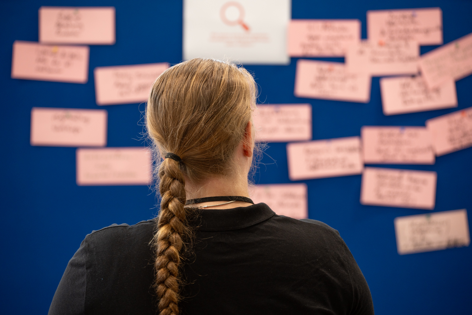 Makerthon: Frau vor Metaplanwand mit Post Its