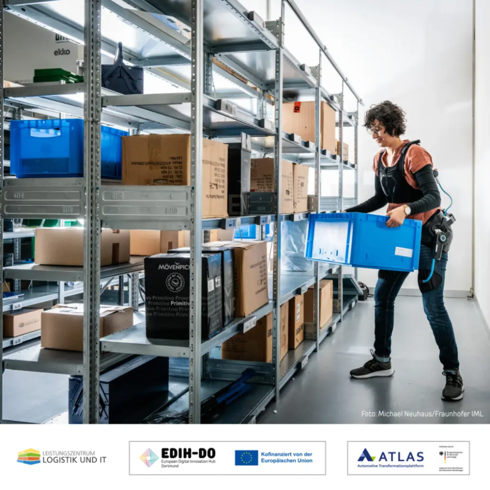 Labtour: Frau mit Exoskelett am Fraunhofer IML